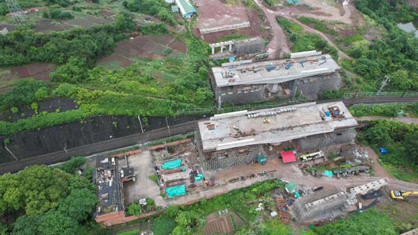 自贡市东部新城席草路上跨内六铁路公路桥工程转体成功